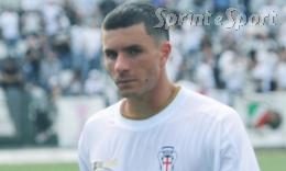 Segna il gol decisivo nella partita della vita per la squadra della sua città ma resta svincolato, il caso dell'attaccante