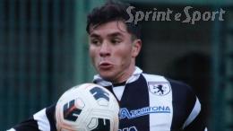 Rimasto svincolato dopo aver salvato la squadra della sua città, ora viene ingaggiato dai grandi rivali