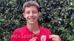 La squadra è sotto, il classe 2012 para il rigore e parte una rimonta pazzesca: un esordio da urlo!