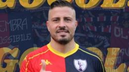 Il Bomber di 36 anni infila 2 volte la Juventus, colpo a sorpresa a due passi dal mare