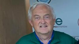 Cerca di recuperare un pallone e sbatte la testa contro la panchina: «Una scena mai vista»