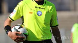 Infortunio all'arbitro, big match sospeso all'intervallo: ecco cosa dice il regolamento