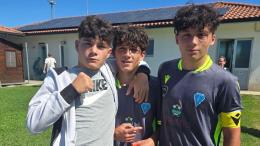 La salvezza ha tre volti uguali: i fratelli gemelli che sognano insieme in mezzo al campo