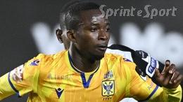 Sbatte sui cartelloni a bordo campo e si rompe il collo, il calciatore ora rischia la paralisi