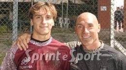 A 51 anni segna gol decisivi come un ragazzino: il classe 1974 gioca con i 2008 e incanta tutti