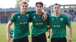 Tre rigori in cinque minuti e un gol nel finale! Gli ospiti vincono la sfida in vetta