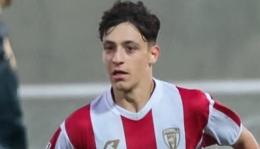 Non ha ancora 18 anni ma è titolare tra i Professionisti con la squadra della sua città, per il difensore è un sogno!