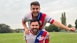 Succede di tutto nel big match: i rossoblù vincono in dieci uomini e si avvicinano al primo posto