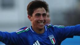 Il centrocampista da 14 gol a campionato va all'estero e segna già con la maglia dell'ex Pallone d'oro: la stella è qui!