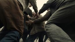 Follia nelle giovanili: insultato in campo, chiama gli amici e aggredisce due avversari dopo la partita