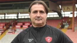 Il blasonato club le prova tutte: il nuovo allenatore è l'ex capitano dei tempi della Serie A