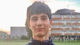 Il difensore centrale fa tripletta e regala il primo successo stagionale con i rivali di una vita