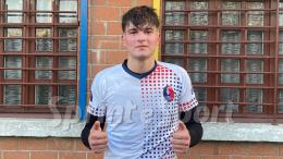 Prima i due pali, poi la rete allo scadere: festa rossoblù all'ultimo minuto e fuga in vetta