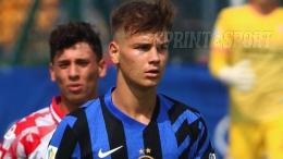 Subentra e in 10 minuti con una doppietta fa vincere l'Inter, il 19enne è sempre più una stella nerazzurra