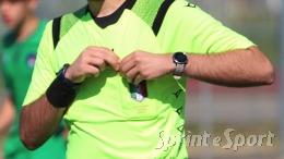 Si può fare? Espulso al mattino come assistente dell'arbitro, gioca di pomeriggio con i più grandi