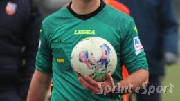 È un finale caotico! Invasione di un giocatore, il rosso e un rigore che fa esplodere le proteste