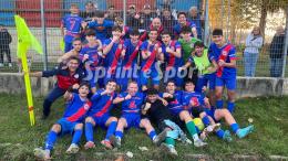 Le mura rossoblù ingabbiano il miglior attacco, la vittoria nel big match regala l'aggancio in vetta