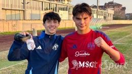 Segna, fa assist e viene espulso: i compagni resistono e conquistano il primo posto