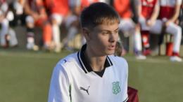 Ha 14 anni e all'esordio segna da centrocampo nel derby: suo padre ha vinto tre Premier League