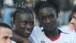 I gemelli di 19 anni segnano nella stessa partita tra i Professionisti a 8 minuti di distanza: sono fenomenali!