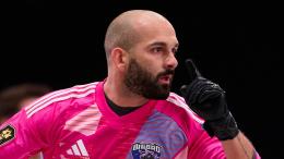 Semplicemente divini! Il portiere fa doppietta, l'ultimo acquisto fa poker: ora è sfida agli Dei