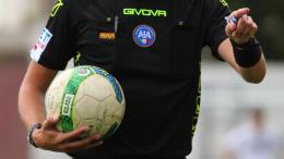Si becca un pugno mentre sale in macchina per tornare a casa dopo la partita, giovane arbitro finisce in ospedale