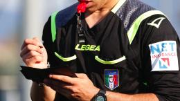 Arbitro di 15 anni preso a calci e pugni dopo una punizione che porta al gol, follia nel calcio giovanile