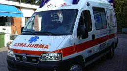 Attimi di panico: colpo alla testa per il portiere, arriva l'ambulanza e partita sospesa