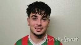 È un gol folle! Il terzino segna da 30 metri all'incrocio con il piede debole e ispira una vittoria pesantissima