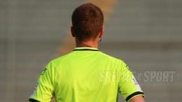 Il direttore sportivo entra in campo, protesta con l'arbitro e la partita viene sospesa al 91'