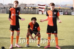 Arbitro arrivato un'ora e mezza in ritardo in monopattino, la doppietta del bomber decide un fondamentale scontro al vertice