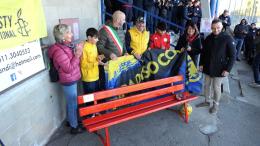 La società che ha lanciato Lapadula scende in campo contro la violenza di genere: mostra Amnesty, panchina rossa e seggiolino dedicato