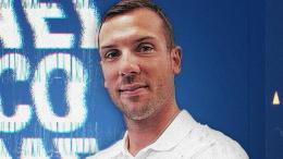 Il difensore-goleador è l'idolo della città imbattuta da 400 giorni, in casa della neo promossa non passa nessuno