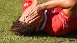 I fari si spengono in mezzo alla partita: l'arbitro sospende la gara, ma cambia idea dopo oltre mezz'ora