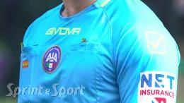 Allenatore cerca il contatto fisico con l'arbitro, squalificato per 11 mesi: «Un abuso di potere»