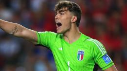 Para 2 rigori in 3 minuti e diventa leggenda, il portiere è un eroe nello stadio da 60mila spettatori