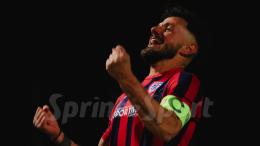 A 43 anni segna ancora come un ragazzino: l'eterno bomber fa 4 gol e vola nella classifica marcatori