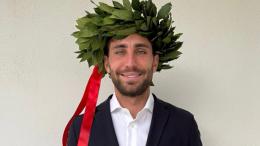 Prima si laurea, poi segna il rigore della vittoria: la settimana super dell'attaccante