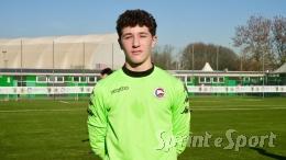 Gli ospiti rimangono in dieci dopo 3 minuti ma riescono a fermare l'ex capolista