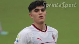 A 19 anni entra nella storia con la maglia del Milan, segna una doppietta e batte il record della leggenda del club