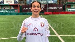 A soli 14 anni fa il suo esordio in Serie C, lanciata dall'allenatore che aveva nelle giovanili