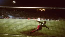 Settantamila persone a spingere e una citt&agrave; intera a pregare, un portiere che balla sulla riga, un pallone che scheggia la traversa e vola via