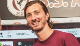 Ha giocato anche nelle squadre di Platini e Cantona, ora alzer&agrave; un muro in difesa per il paese di 5.600 abitanti