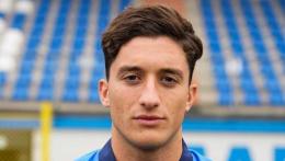 Un eurogol su punizione e la doppietta da favola del centrocampista: la capolista vince il big match