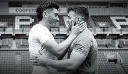 Rompe il silenzio e accusa il club di omofobia: &laquo;Non potevo giocare perch&eacute; sono gay&raquo;