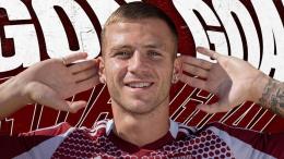 Segna una tripletta e regala un punto alla squadra in 10 al 98', l'attaccante &egrave; il Superman della giornata