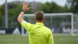 Scontri in tribuna tra genitori: l'arbitro vede tutto e sospende per un quarto d'ora