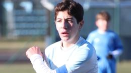 &Egrave; l'eroe del paese di 63 mila abitanti! &Egrave; un classe 2012, segna in due categorie e trascina tutti