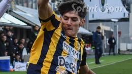 Ha 19 anni, entusiasma tra Serie A e Coppe Europee e Juventus e Roma lo vogliono: il laterale accende il mercato