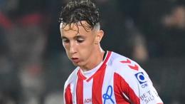 Ha 18 anni, viene blindato fino al 2028 dal club che domina il campionato e viene girato subito ad una storica squadra